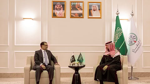 الأمير خالد بن سلمان خلال لقائه وزير الدفاع الباكستاني أنور علي حيدر