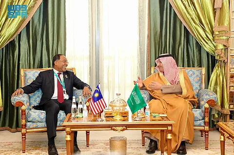 يوسف البنيان خلال لقائه وزير التعليم العالي الماليزي محمد خالد نور الدين