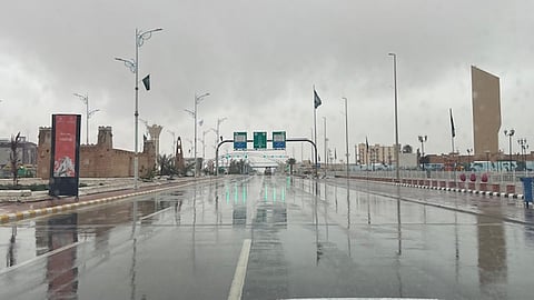 شاهد.. أمطار ديمية متواصلة منذ الصباح على طريف.. وتوقُّعات باستمرارها