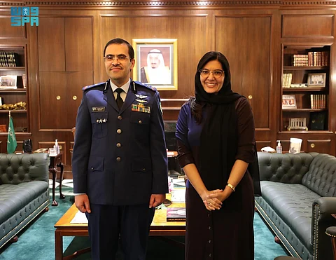 سفيرة المملكة بأمريكا تُقلد الملحق العسكري بالسفارة رتبته الجديدة
