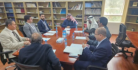 صالح التويجري خلال لقائه مع فريق خبراء القانون الدولي في بالرياض