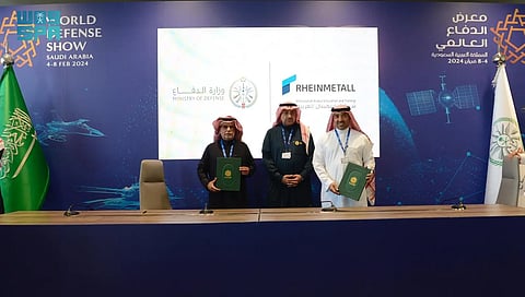 "الدفاع" توقع 10 عقود مع شركات محلية وعالمية ضمن معرض الدفاع العالمي 2024