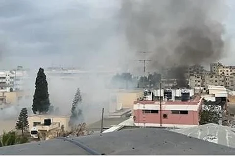 قصف إسرائيلي يشعل النيران في مجمع ناصر الطبي بغزة