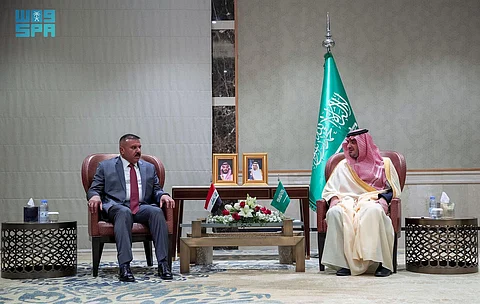 الأمير عبدالعزيز بن سعود خلال لقائه الفريق أول ركن عبد الأمير كامل الشمري