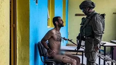 الشاب الفلسطيني حمزة أبو حليمة جريحًا عاريًا ومكبل اليدين