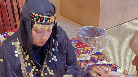 "بشاير علي" تعرف الزوار بالحناء والكحل في "بطولة خادم الحرمين للقدرة والتحمل"