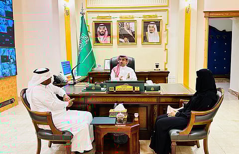 محافظ الليث يطّلع على برامج ومنجزات نادي الليث الرياضي