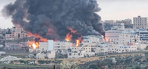 حريق ضخم في مصنع للبلاستيك في مدينة الخليل الفلسطينية