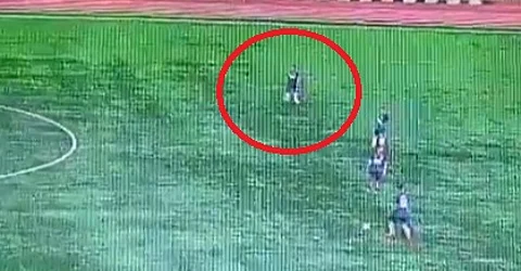 بالفيديو.. لحظة مصرع لاعب بصاعقة برق أثناء مباراة كرة قدم