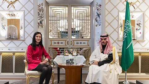 الأمير فيصل بن فرحان خلال لقائه وزيرة خارجية كندا ميلاني جولي