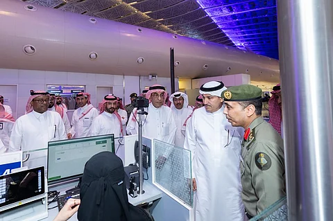 وزير النقل يتفقد حركة السفر والخطط التشغيلية بمطار الملك عبدالعزيز الدولي بجدة
