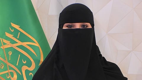 أول امرأة تعمل "مديرة تعليم".. "الصيعري" يكرّم "منال اللهيبي" لترقيتها للمرتبة الرابعة عشرة