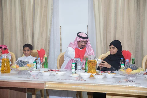  محافظ شرورة يشارك أيتام جمعية "طموح" الإفطار الرمضاني