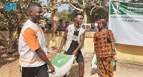 إغاثي الملك سلمان يوزّع "808" سلال غذائية في بوفا ولانسانايا بجمهورية غينيا