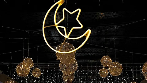 شاهد.. "سوق العنقري" التاريخي بالطائف يظهر في أبهى صورة لاستقبال شهر رمضان