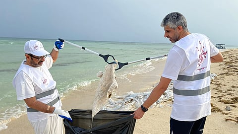 "تقنية أبها "تنفذ مبادرة الجزيرة البريئة" لتنظيف سواحل عسير