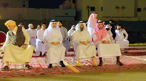 رئيس جامعة أم القرى يُقدِّم واجب العزاء لذوي الطالبتَيْن المتوفاتَيْن في حادث مروري