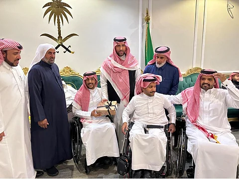 "فيصل بن سلطان" يحتفي بمواطن تبرع بجزء من الكبد لطفلة