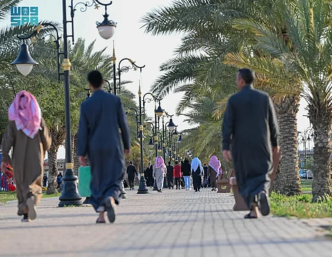 أوقات ممتعة.. اعتدال الأجواء يحفز أهالي الحدود الشمالية لممارسة رياضة المشي قبيل الإفطار