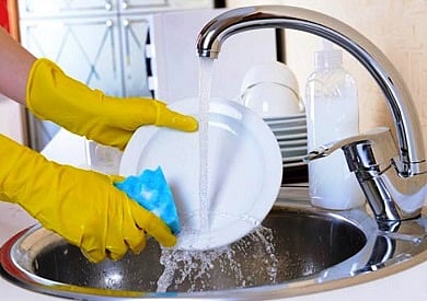 رياضة في المطبخ.. "الصحة": غسل الأواني والطبخ تعد نشاطًا بدنيًا