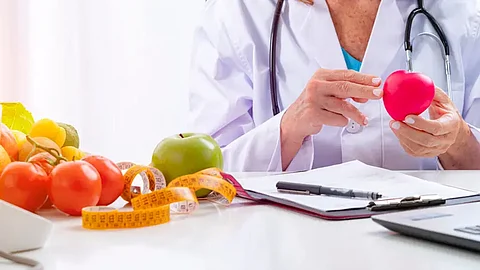 أطباء وخبراء يكشفون عن أسوأ 3 عادات غذائية لصحة القلب ويدعون لتجنُّبها