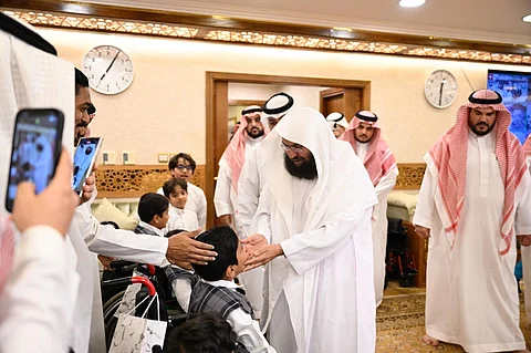 صورة مجتمعية مشرفة.. "السديس" يتناول الإفطار مع أيتام "الوداد الخيرية" 