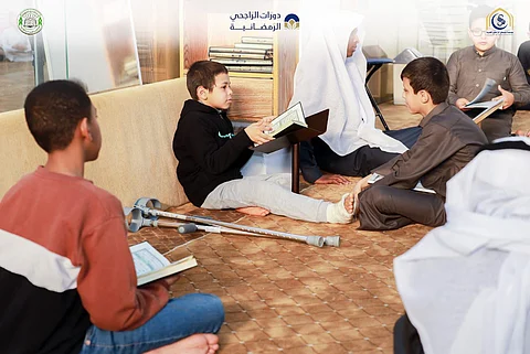 بالرغم من إصابته بكسر في القدم.. الطالب عمار يواصل دراسته ويشارك في دورة مشكاة للقرآن بتيماء