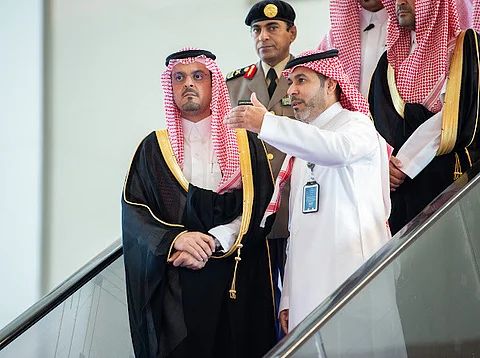 نائب أمير مكة يتفقد قطار الحرمين السريع للوقوف على خطط العمرة في رمضان