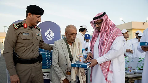 وزّع وجبات الإفطار.. محافظ شرورة يتفقد مدينة الحُجاج بمركز الوديعة الحدودي