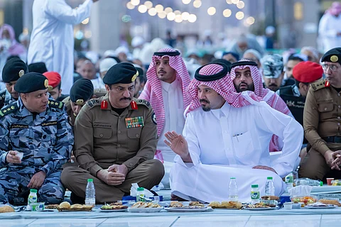 شاهد.. أمير المدينة يشارك رجال الأمن المكلفين بمهام أمن العمرة والزيارة إفطارهم الرمضاني