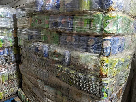 "أمانة جدة" تضبط مستودعًا غير مرخص لتخزين مشروبات غازية وأغذية غير مُصَرح ببيعها