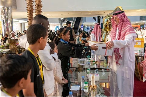محافظ جدة الأمير سعود بن جلوي يشارك الأيتام وأسرهم حفل الإفطار الرمضاني