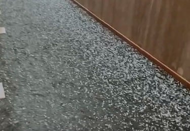 فيديو.. مشاهد مبهجة لتساقط حبات البرد بالعاصمة