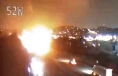 مقتل جميع ركابها.. شاهد اصطدام طائرة أمريكية بالأرض وتحولها إلى كرة نار