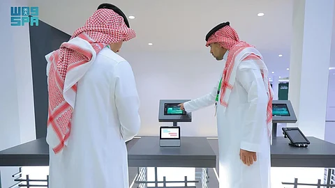 "الجوازات" تستعرض جهاز ترجمة ثنائية اللغة بالذكاء الاصطناعي في "ليب 2024"