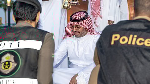 محافظ جدة الأمير سعود بن جلوي يشارك رجال الأمن وجبة الإفطار في الميدان