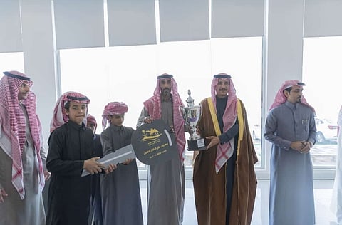 محافظ حفر الباطن يتوج الفائزين بسباقات الهجن