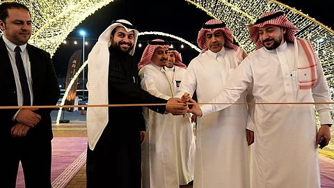 مهرجان "ذهب الشرقية" يُضيء سماء الدمام بألوان الذهب البرَّاقة
