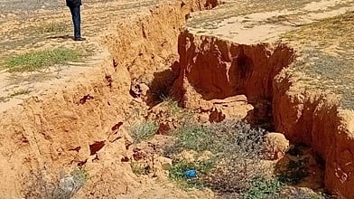 بالفيديو.. ظاهرة غريبة تثير ذعر المواطنين في بلد عربي والسلطات تتحرك فورًا