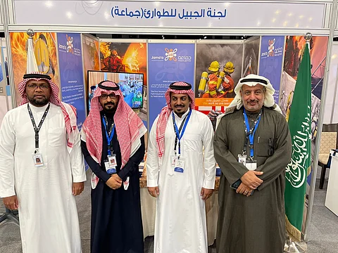 "جماعة".. لجنة الجبيل للطوارئ تستعرض تجاربها أمام زوار معرض اليوم العالمي للدفاع المدني