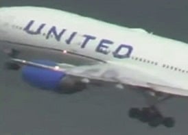 على متنها "249" راكبًا.. شاهد ما حدث لهذه الطائرة الأمريكية لحظة إقلاعها