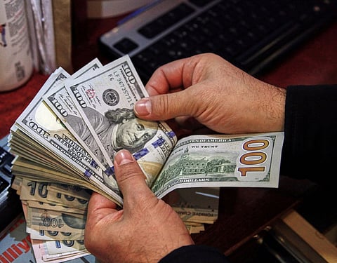 الدولار يتراجع لتسجيل أكبر انخفاض أسبوعي هذا العام بعد تصريحات رئيس "المركزي الأمريكي" بشأن الفائدة
