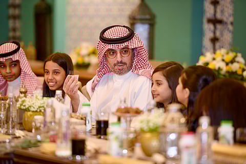 محافظ جدة الأمير سعود بن عبدالله يشارك أبناء شهداء الواجب حفل الإفطار