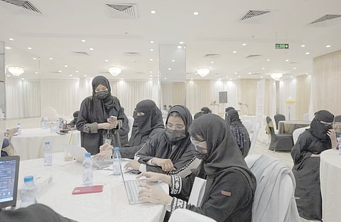 بدعم "إحسان".. "الأسرة المنتجة" تؤهل المستفيدين لإتقان فنون التصميم الإعلاني