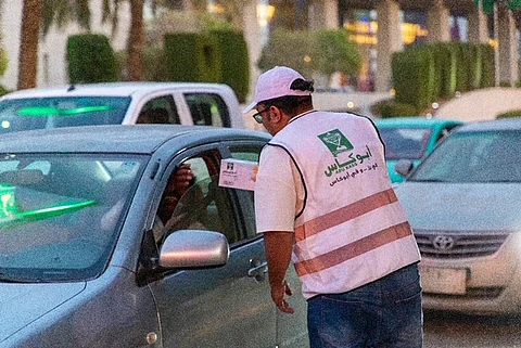 جانب من توزيع وجبات الإفطار على قائدي السيارات
