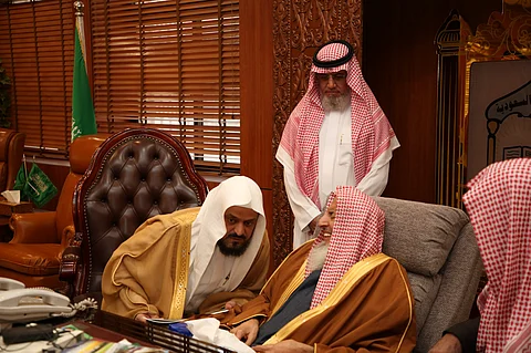 مفتى المملكة عبدالعزيز آل الشيخ يطلع على جهود دار الآل والصحب الوقفية