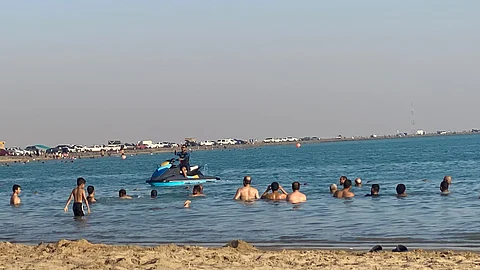 في ظل وجود أمني وخدماتي.. "شاطئ شعارة" يجذب أهالي مكة وجدة للاستمتاع بالأجواء المعتدلة