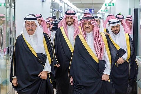 أمير الشرقية يزور المرضى المنوَّمين في مستشفى الملك فهد الجامعي بـ"الخبر"