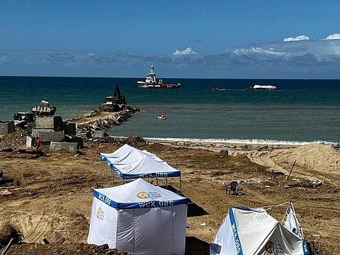 السفينة أوبن آرمز ترسو أمام شاطئ غزة
