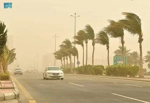 طقس الجمعة... رياح نشطة وأتربة مثارة على عدة مناطق وفرصة لأمطار خفيفة